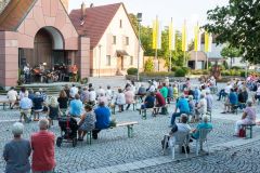 am Abend: die Mahlzeit-Band